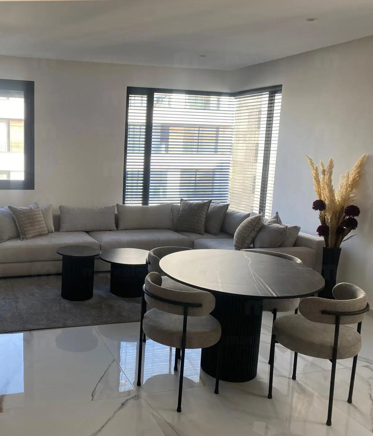 Aménagement complet d'un studio de location à Tanger avec canapé d'angle et coin salle à manger Markeio.