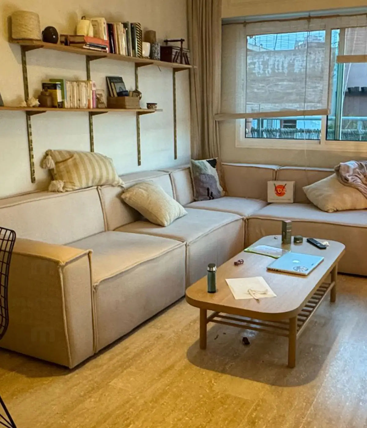 Grand canapé Divano en L dans un salon spacieux d'un appartement à Bouskoura, Casablanca.