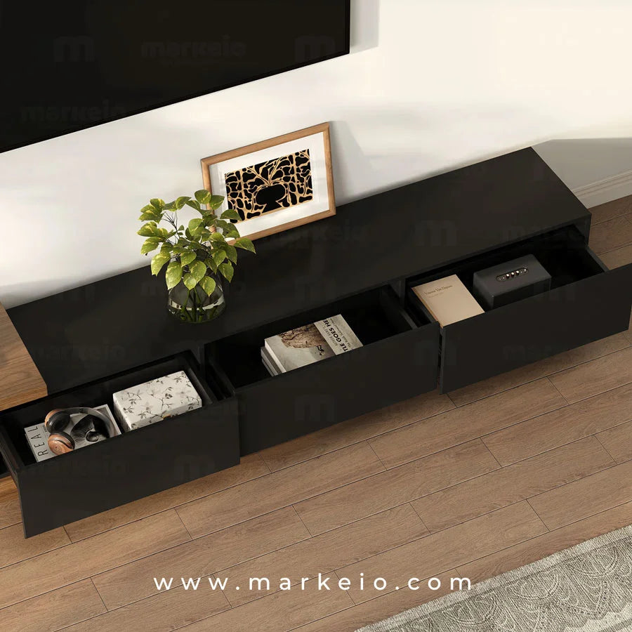 Détail du contraste entre le noir mat et le veinage du noyer.