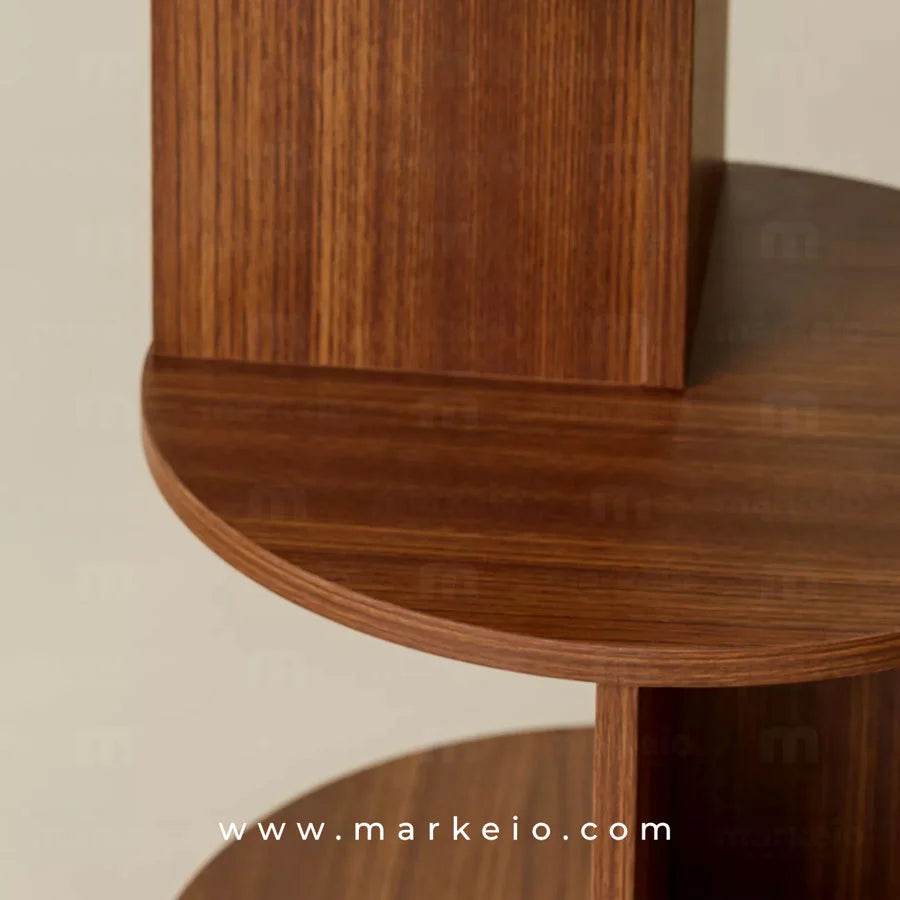 Support décoratif à deux étages pour objets d'art et livres.