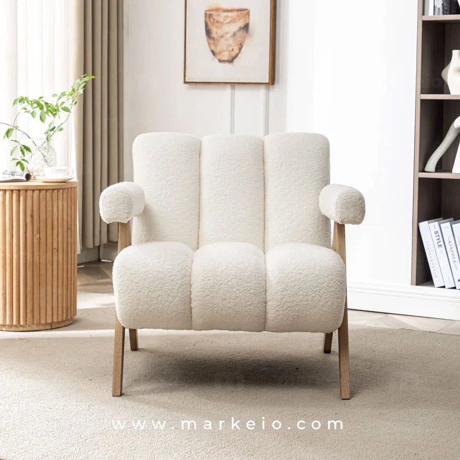 Un salon ensoleillé mettant en vedette le Fauteuil Armo de Markeio comme pièce centrale.