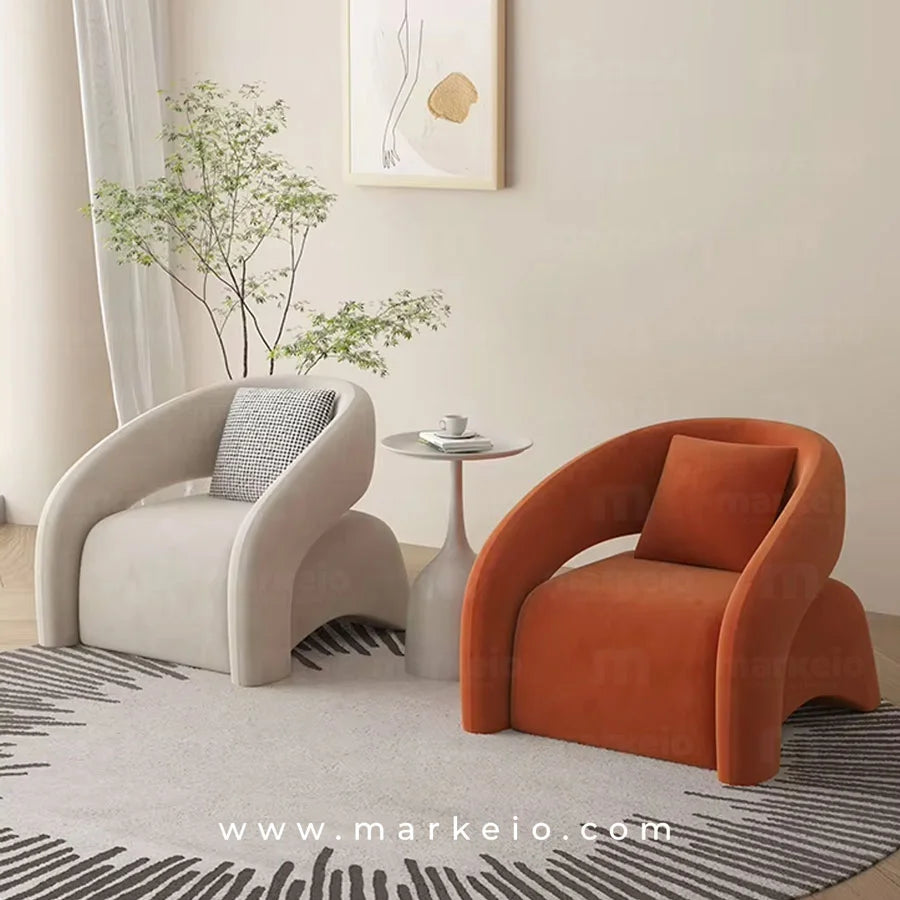 Fauteuil sculptural Artico terracotta apportant une touche chaleureuse au séjour.
