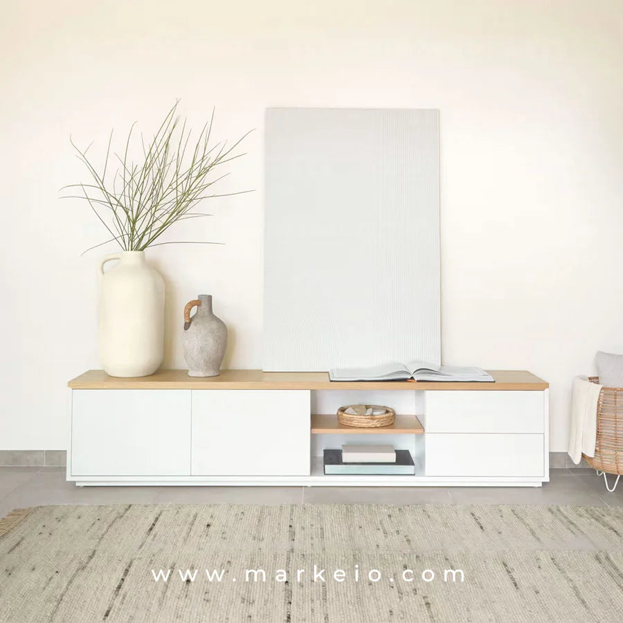 Grand meuble TV avec rangements fermés et étagère centrale.