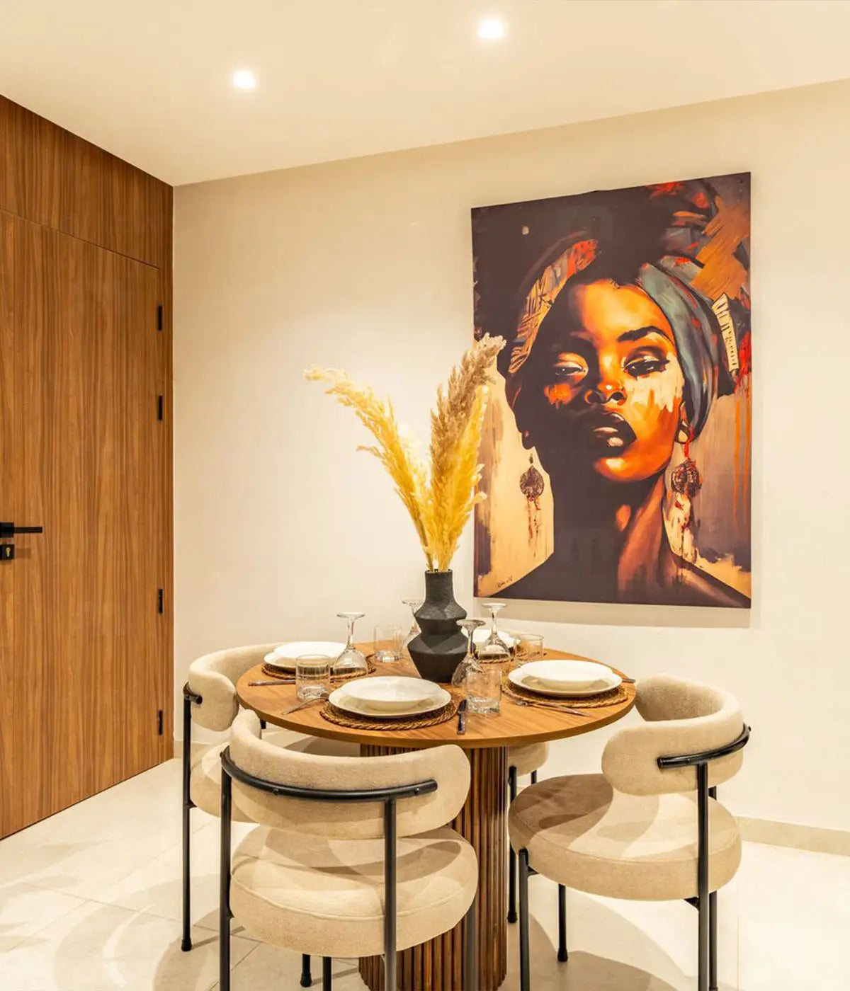 Vue d'ensemble d'un salon-séjour meublé avec goût dans le centre d'Agadir.