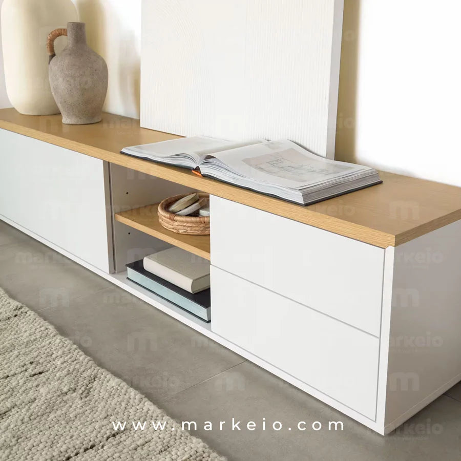 Meuble TV longiligne idéal pour les grands écrans et la décoration.