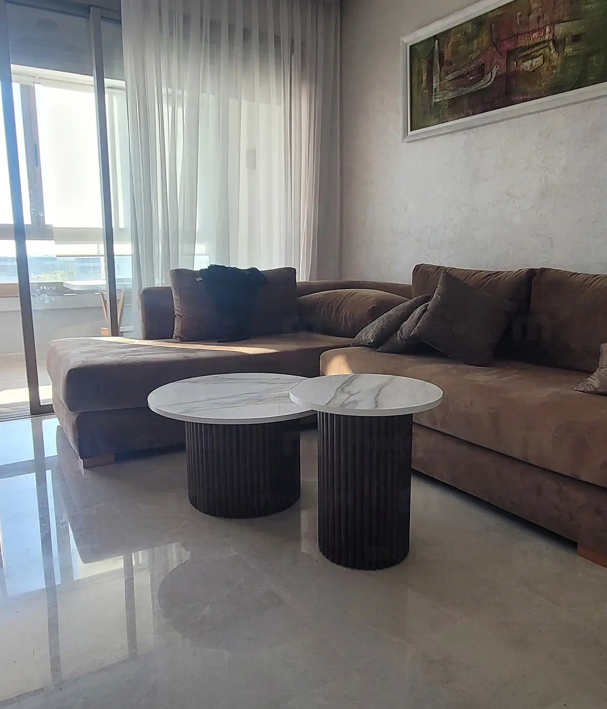 Pack de 2 tables basses en noyer au design moderne dans le salon d'un appartement à Casablanca.