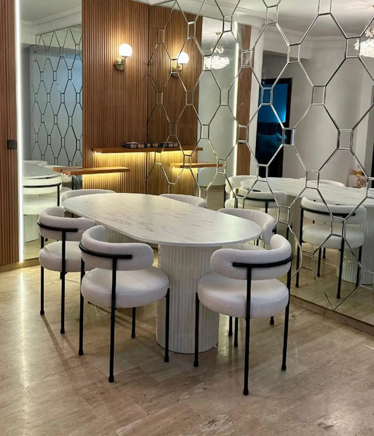 Salle à manger complète avec 6 chaises blanches modernes dans un appartement lumineux à Tanger.