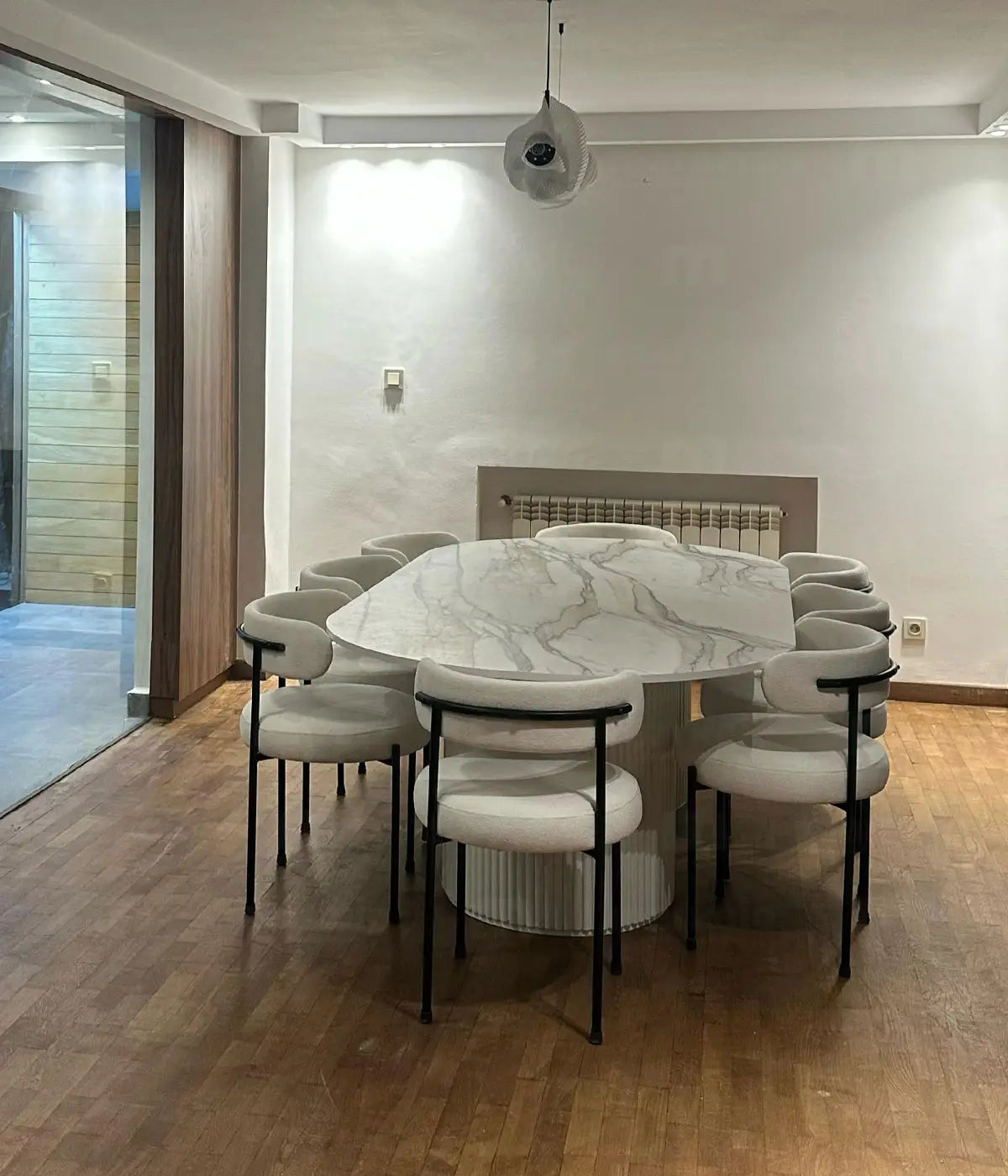 Grande salle à manger de 8 chaises blanches dans une villa lumineuse à Dar Bouazza, Casablanca.