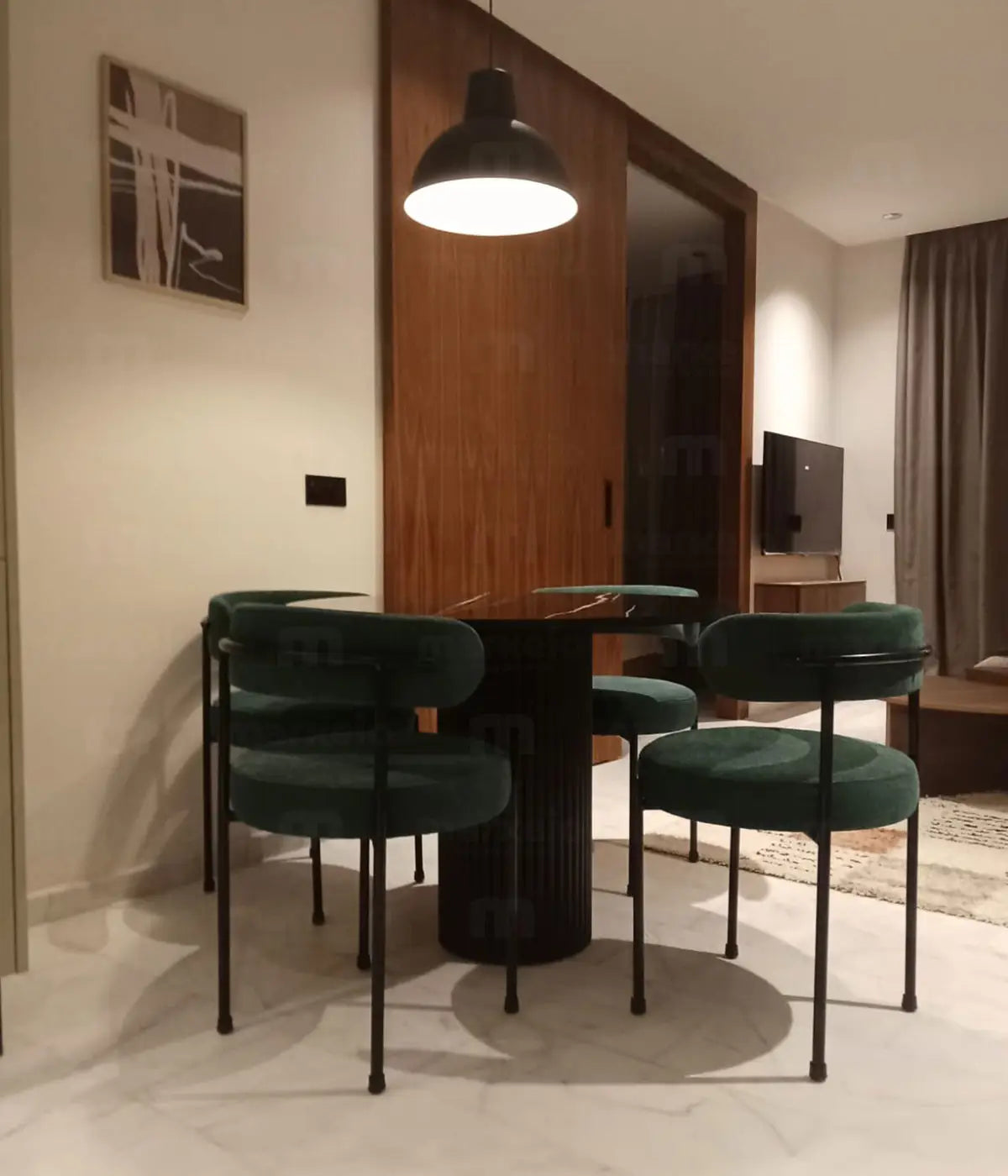 Salle à manger compacte noire au design minimaliste dans un studio moderne à Marrakech.