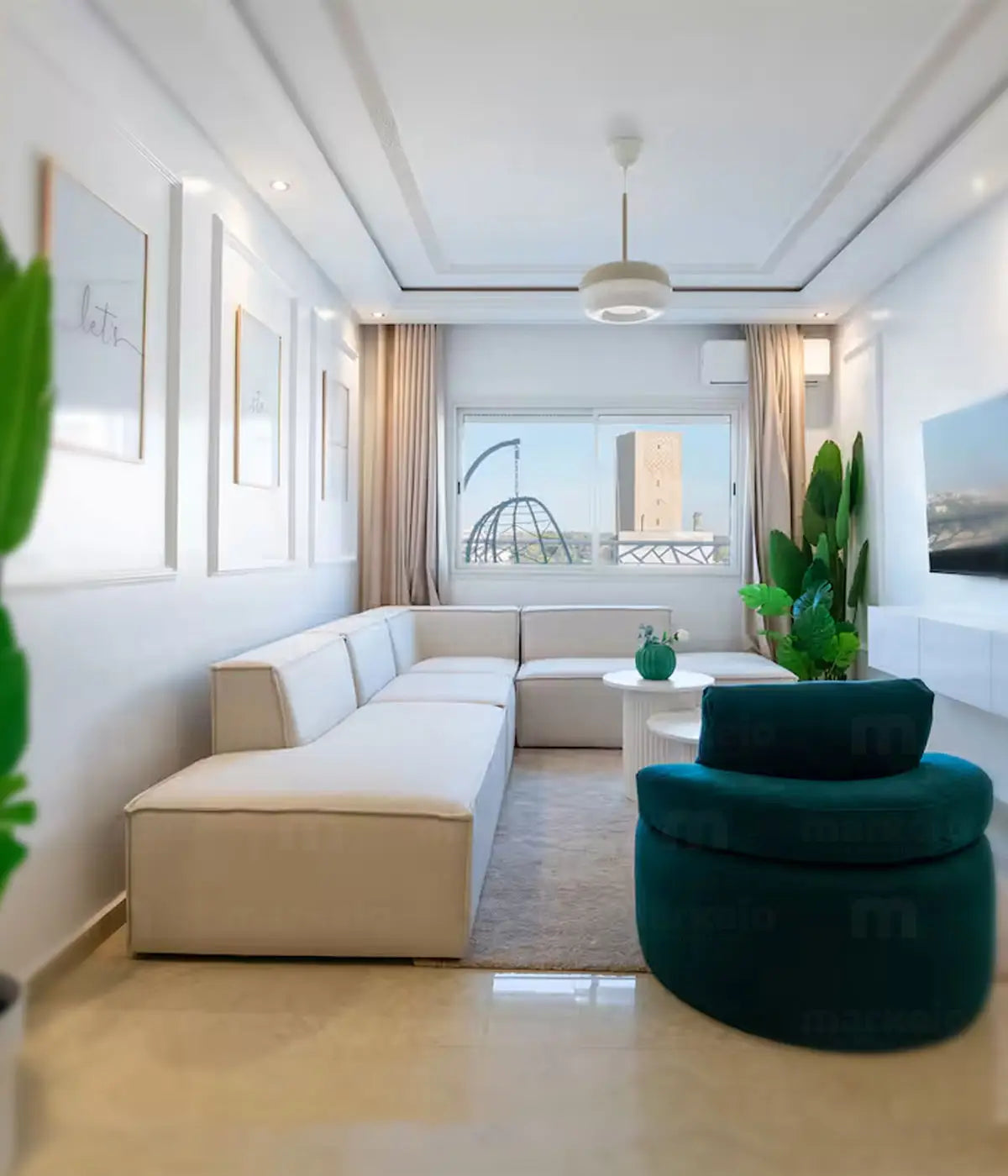 Salon design avec canapé Divano, table basse et fauteuil Markeio dans un appartement à Rabat hassan.