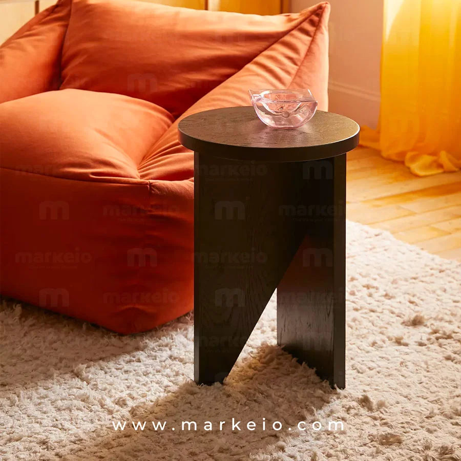 Table d'appoint Ema au design organique et aux formes arrondies.