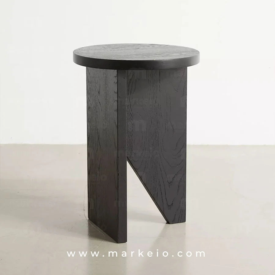Table de salon circulaire avec structure pleine et lignes douces.