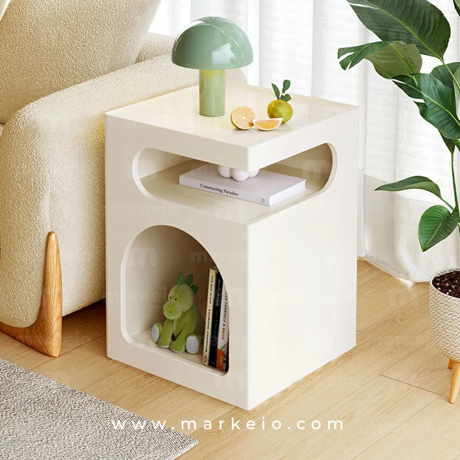 Table de chevet Nema blanche avec niches de rangement géométriques.