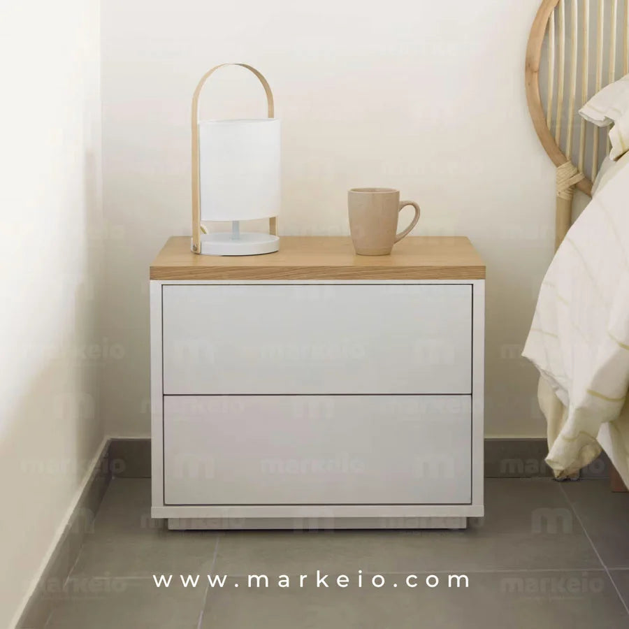 Table de chevet Kleno en chêne et blanc avec deux tiroirs de rangement.