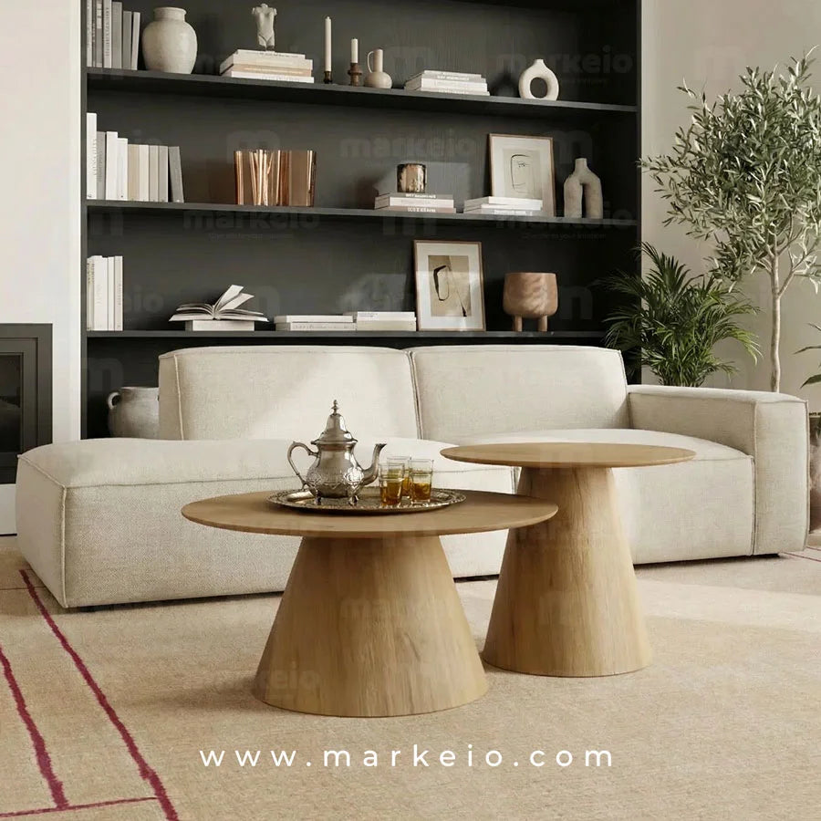 Ensemble de tables basses gigognes Conik en chêne avec base conique.