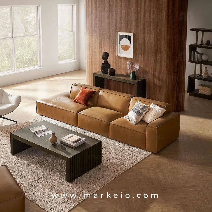 Aménagement de luxe avec une grande méridienne caramel dans un salon moderne.