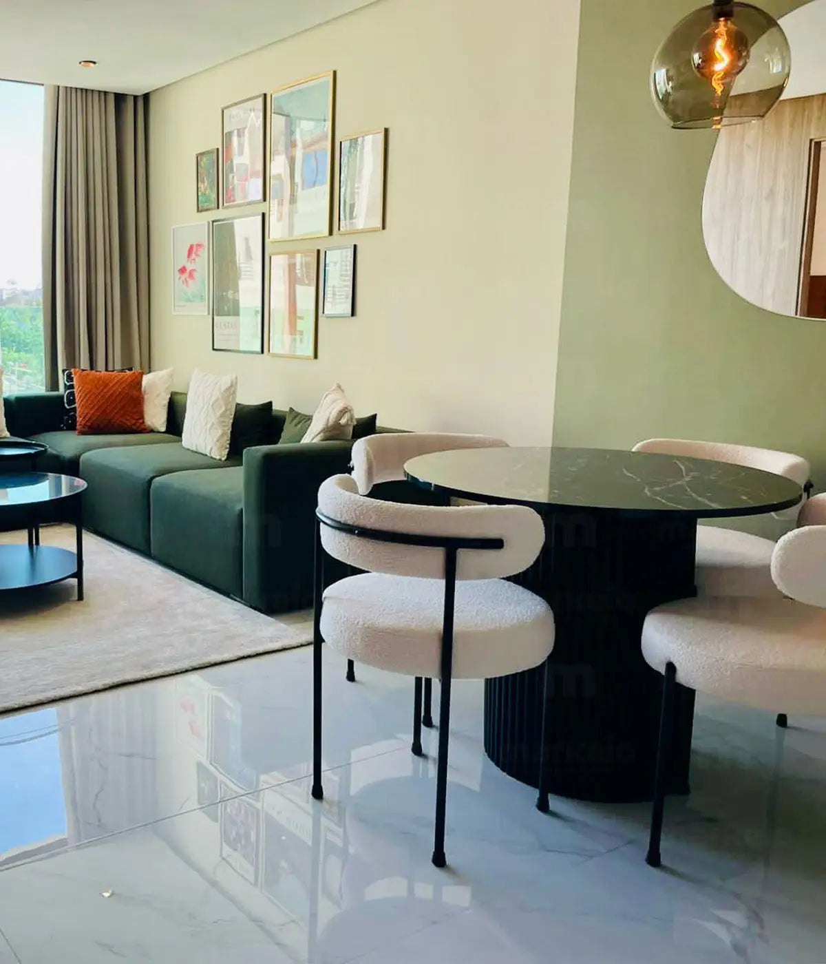 Projet d'architecte à Casablanca incluant un canapé en L design et une salle à manger minimaliste de la collection Markeio.