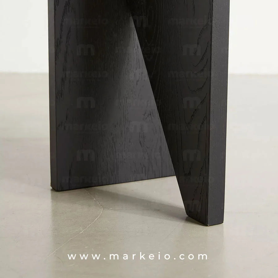 Bout de canapé minimaliste en forme de galet par Markeio