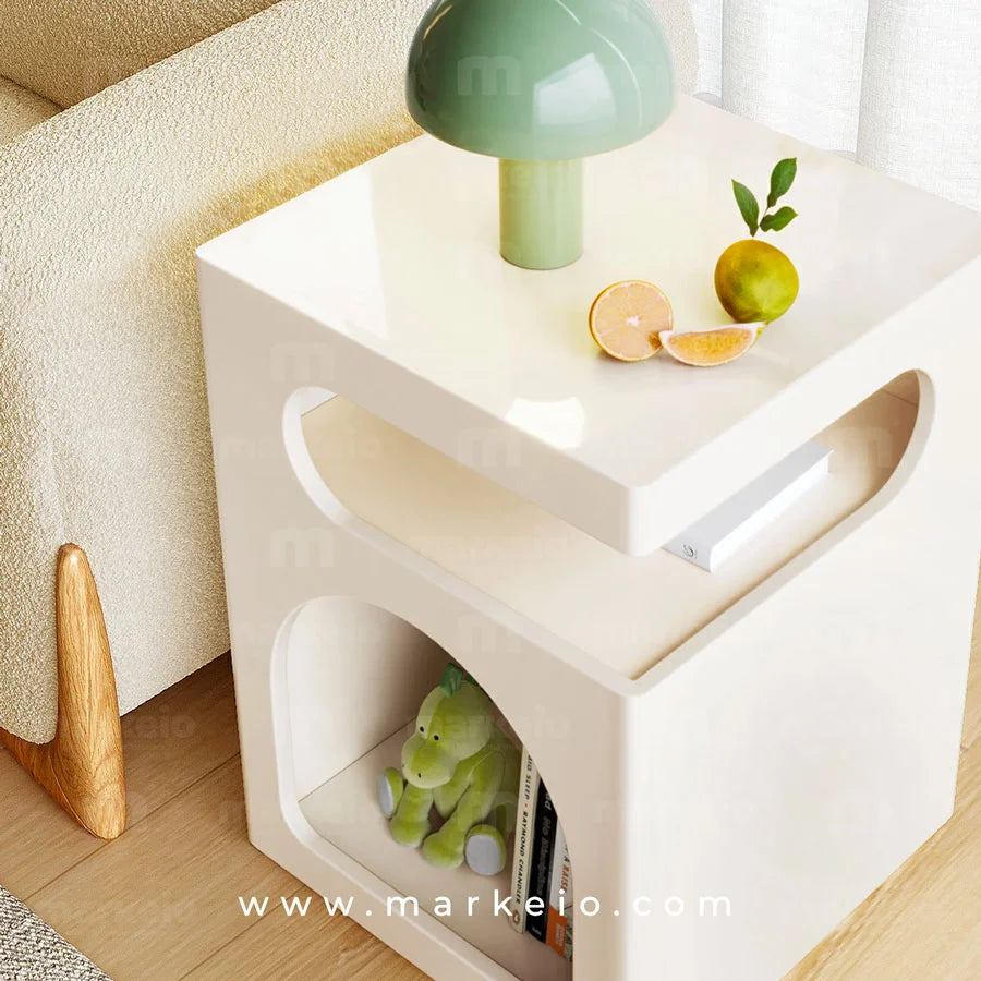 Bout de canapé design cube avec ouverture cintrée pour décoration.