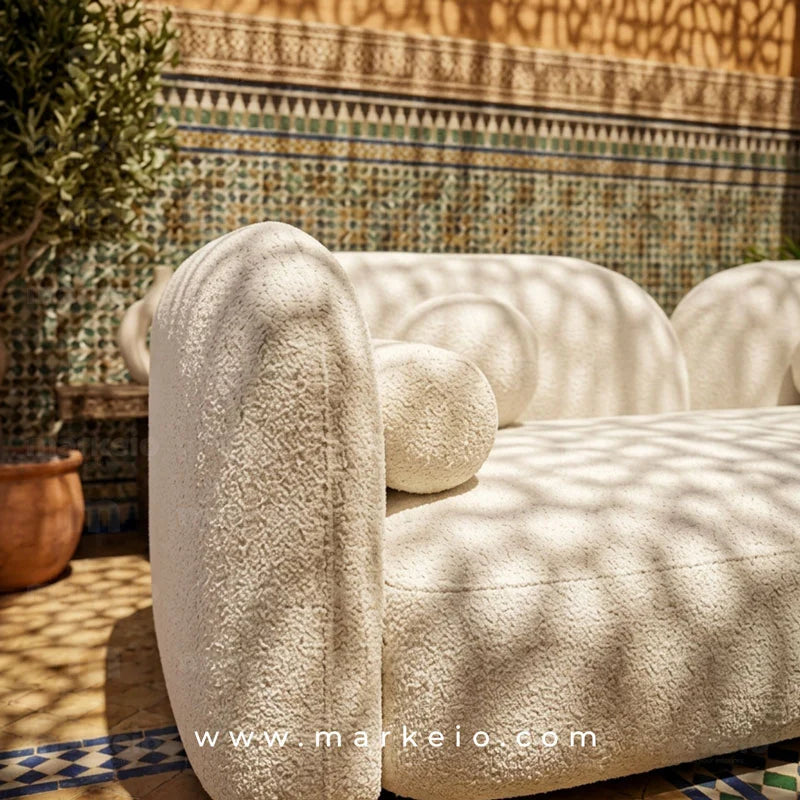Canapé Almos avec revêtement texturé et coussins assortis pour intérieur élégant.