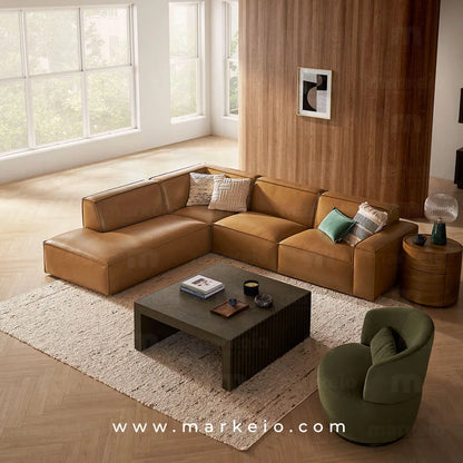 Canapé d'angle avec méridienne à gauche en similicuir marron caramel.