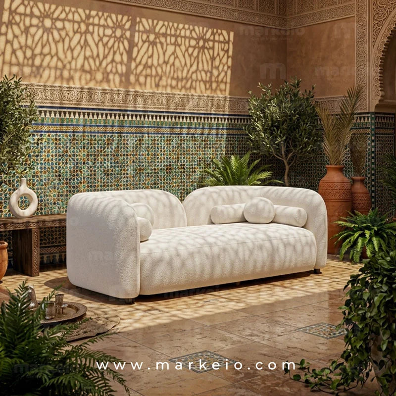 Canapé design Almos couleur ivoire dans un intérieur marocain aux zelliges traditionnels et à la décoration méditerranéenne.