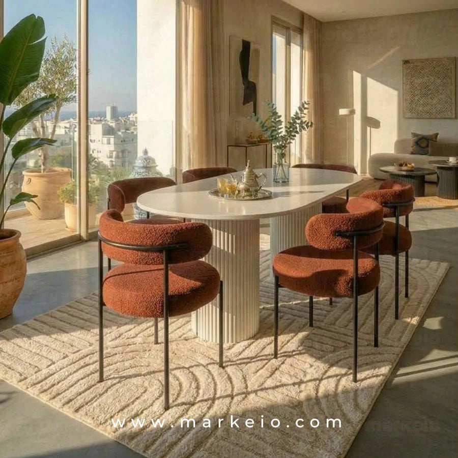 Chaise design rembourrée en tissu bouclette rouge brique et dossier arrondi noir.