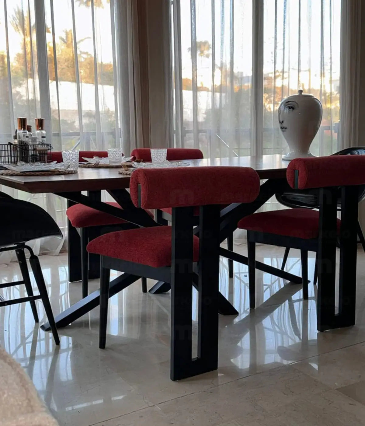 Chaise design Markeio modèle Layni en bois pour une salle à manger tendance