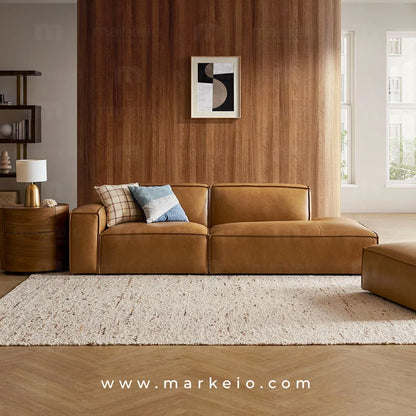 Gros plan sur le confort de l'assise de la méridienne luxe caramel