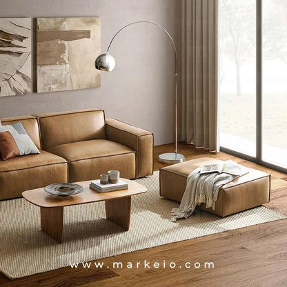 Gros plan sur le rembourrage et le confort du pouf caramel Divano