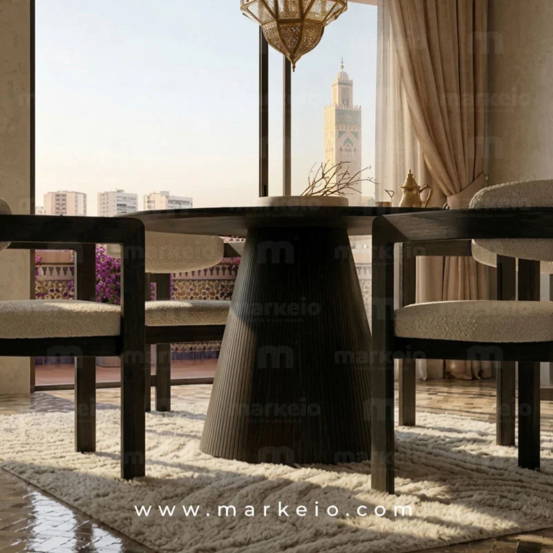 Salle à manger design moderne Casablanca, table ronde noire et chaises dans un intérieur lumineux.