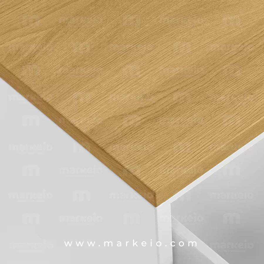 Commode en chêne et blanc laqué avec pieds réglables de précision.