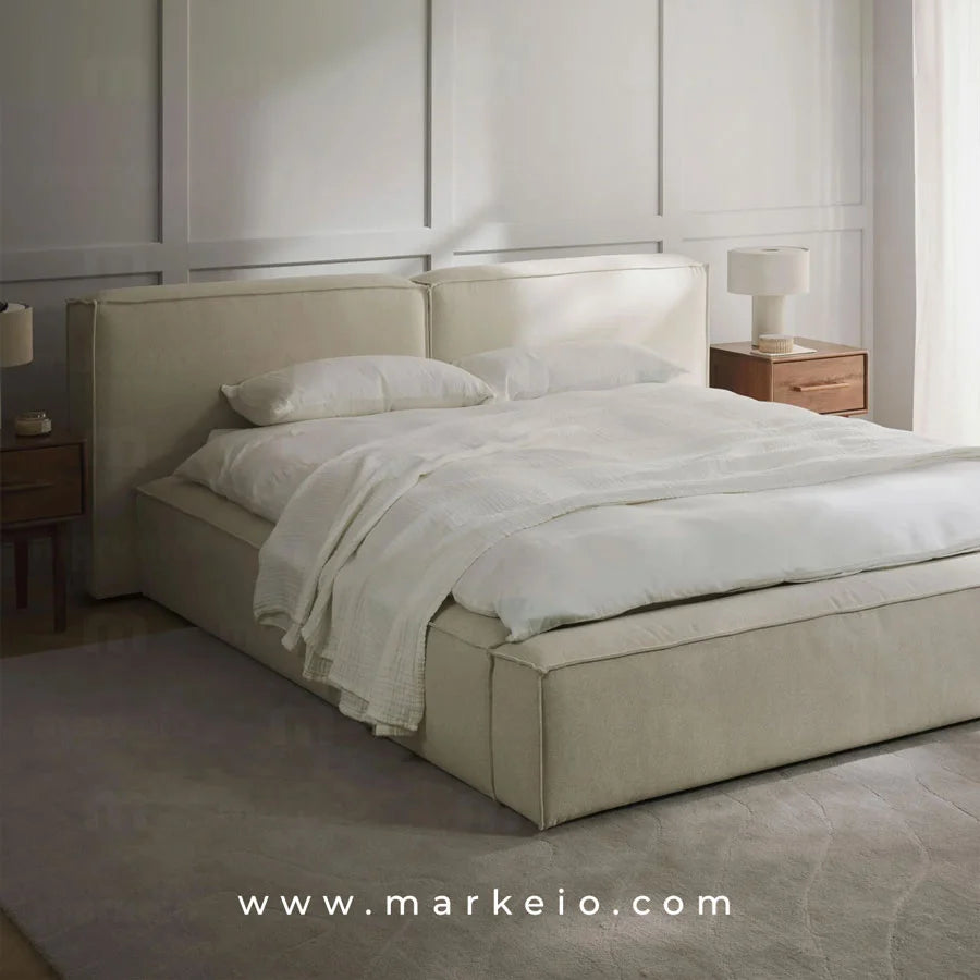 Gros plan sur la tête de lit rembourrée à lignes verticales du Divano