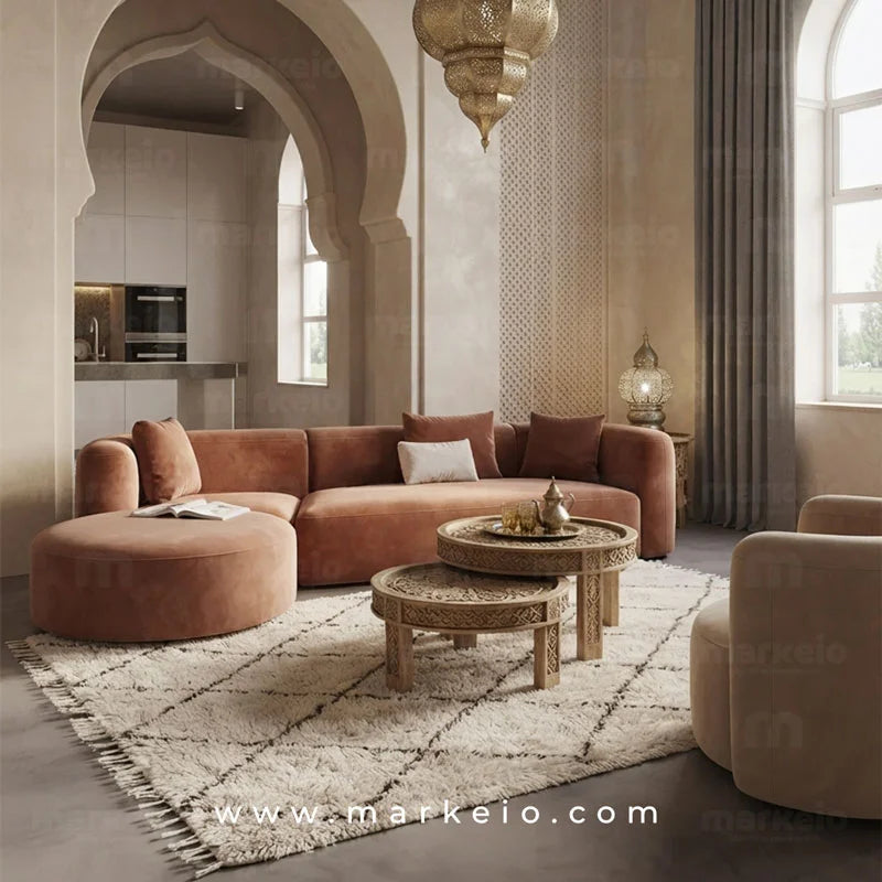 Canapé design beige avec mobilier aux tons naturels pour intérieur moderne