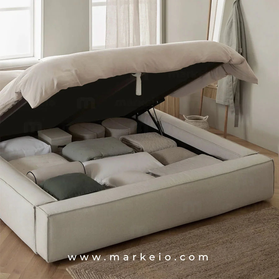 Vue intérieure du compartiment de rangement spacieux sous le lit.