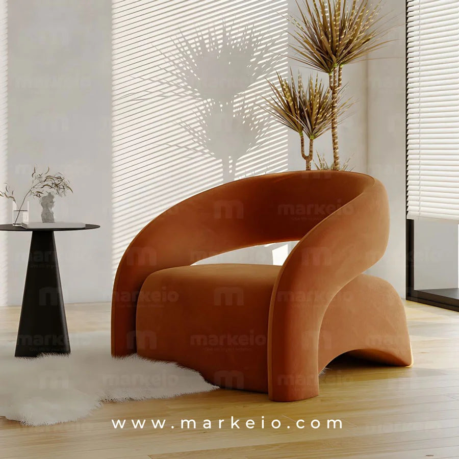 Fauteuil lounge Artico terracotta placé près d'une baie vitrée avec stores.