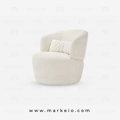 Fauteuil Snow entièrement revêtu de tissu bouclette blanche au design organique.