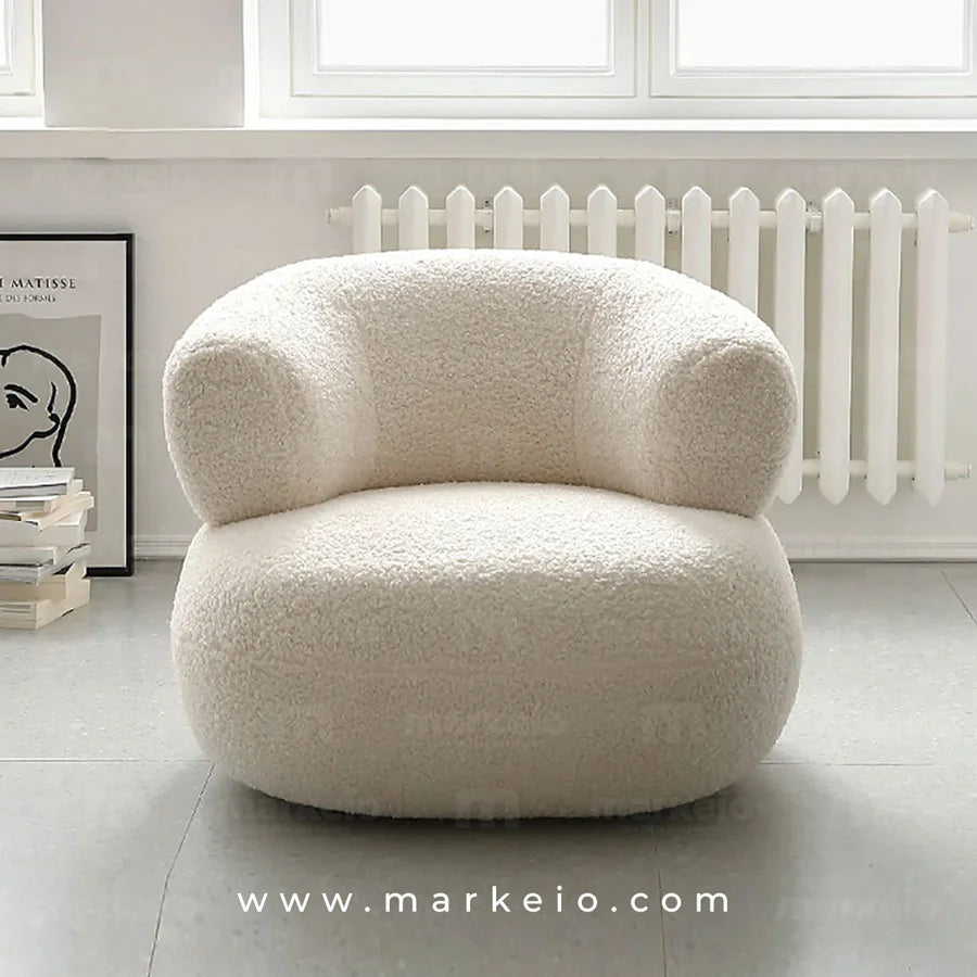 Fauteuil cocooning Ukimo devant une fenêtre dans une décoration minimaliste