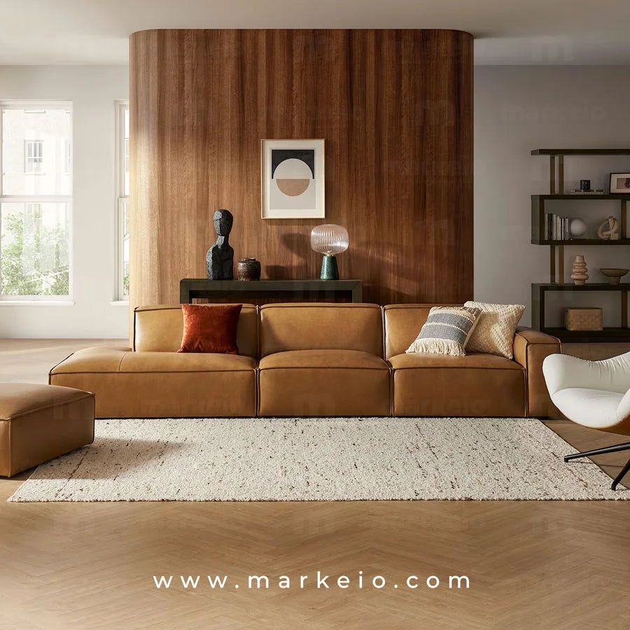 Grande méridienne design en similicuir caramel pour salon spacieux au Maroc.