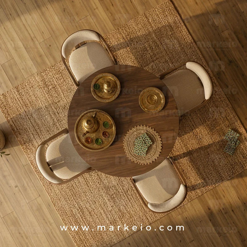 Table à manger contemporaine avec plateau rond en bois, chaises à structure en bois et tissu bouclé écru pour un intérieur chaleureux.