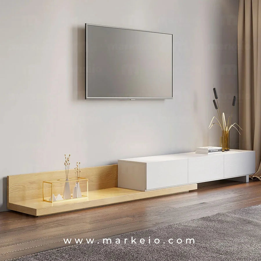 Meuble TV bas en bois clair et blanc pour salon moderne.