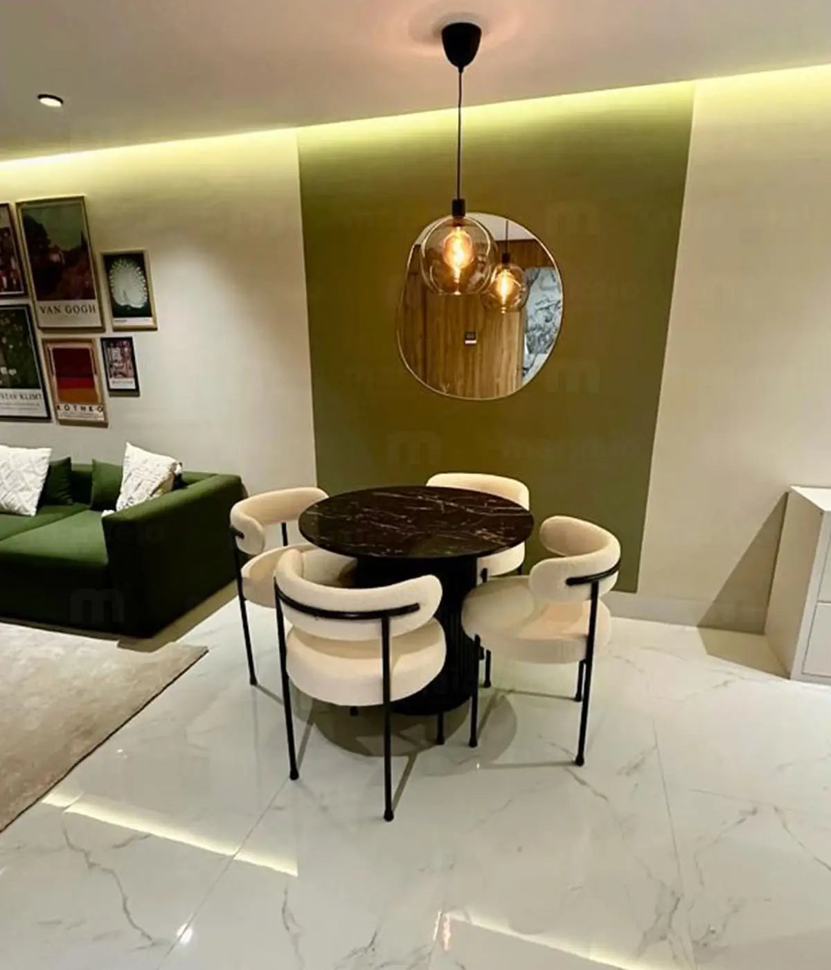 Aménagement d'un espace de vie ouvert avec salle à manger et salon coordonnés.