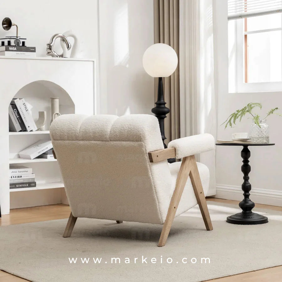 Élégant fauteuil Armo par Markeio présentant des textures organiques et des tons neutres.