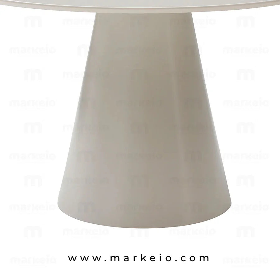 Détail de la finition blanche satinée de la table de salle à manger.