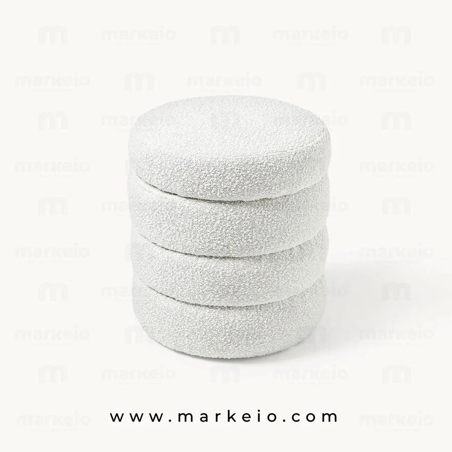 Petit pouf coffre compact en tissu doux pour optimiser l'espace.