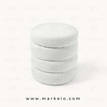 Petit pouf coffre compact en tissu doux pour optimiser l'espace.