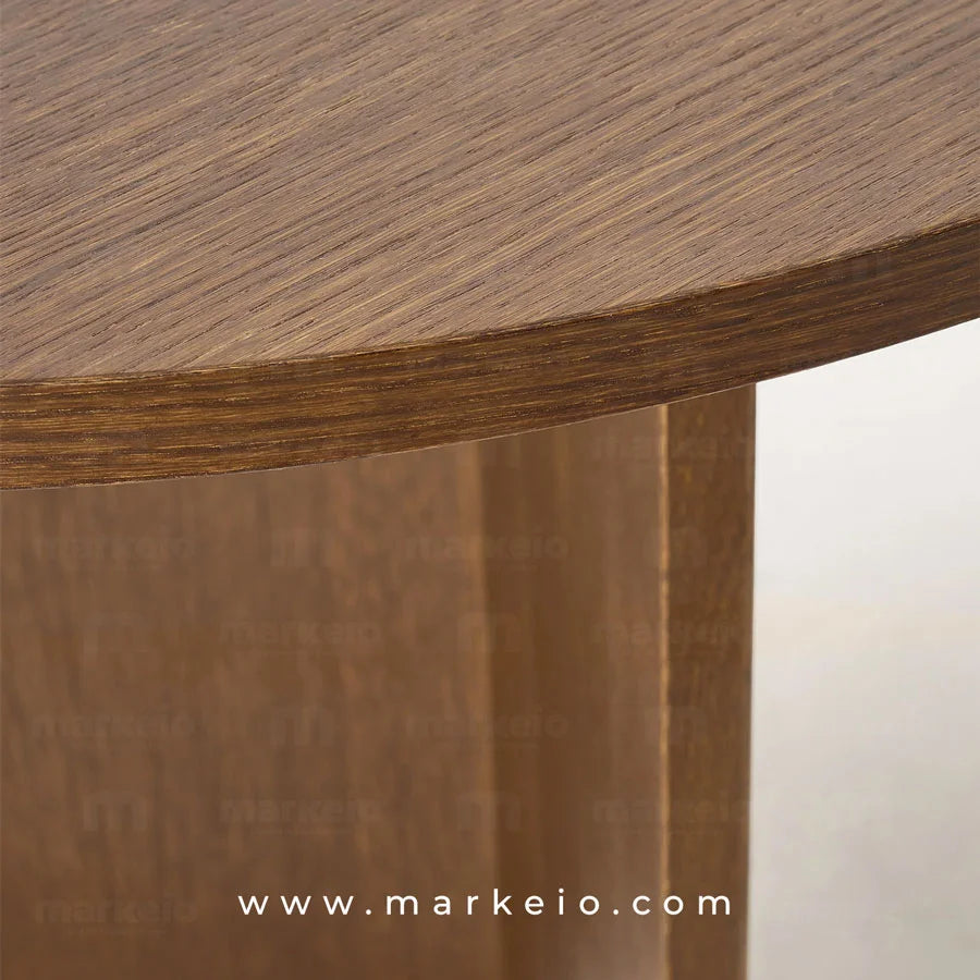 Table en bois aux formes douces pour optimiser l'espace et la circulation.