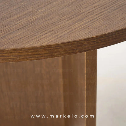 Table en bois aux formes douces pour optimiser l'espace et la circulation.