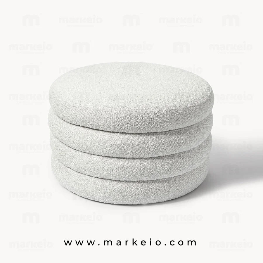 Pouf coffre en tissu bouclette idéal pour ranger des plaids dans le salon.