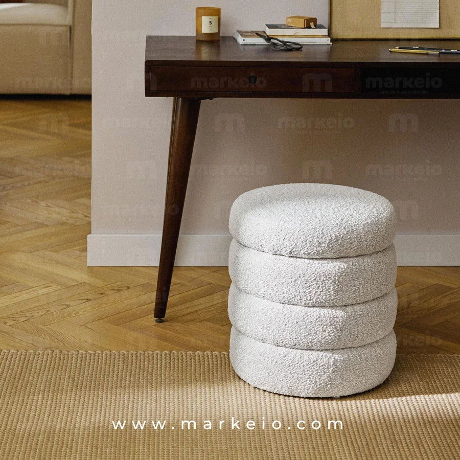 Pouf de coiffeuse élégant avec rangement discret pour cosmétiques.